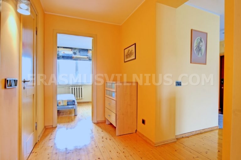 Habitaci&oacute;n en Piso 1 con cama king size y luz natural