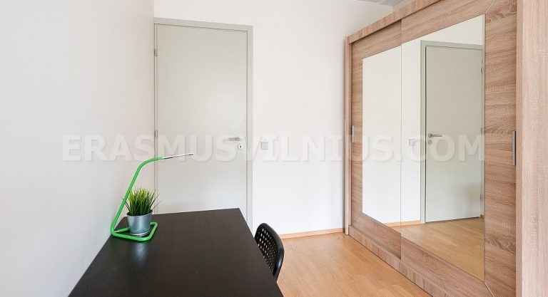 Habitación privada con cama king size (160×200 cm) en piso Erasmus de 2 habitaciones cerca del casco antiguo de Vilna