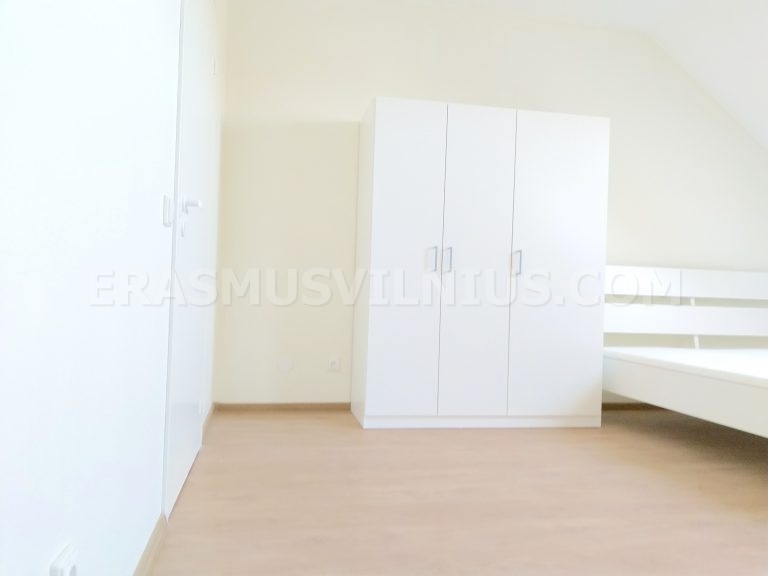 Montaje de habitación durante la renovación — instalación de escritorio y silla