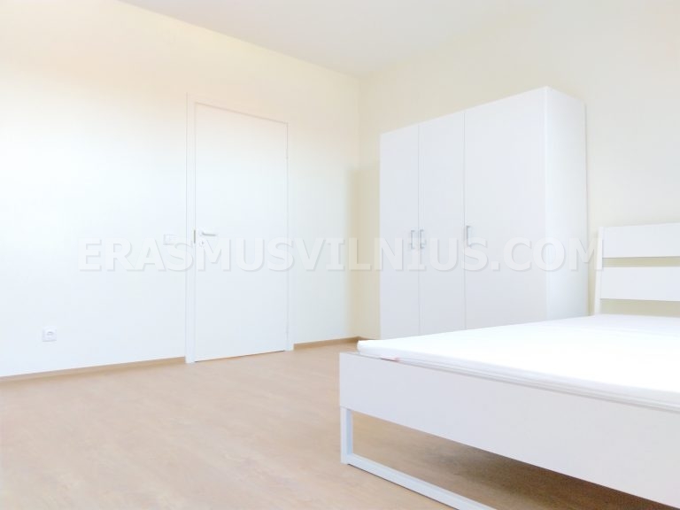 Somier y colchón nuevos en habitación recién renovada