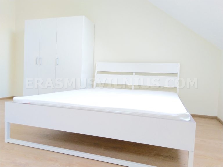 Instalación de muebles nuevos en piso Erasmus renovado