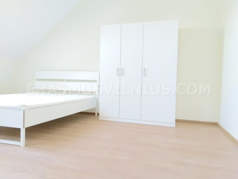 Armario y estanterías nuevos instalados en habitación de estudiantes