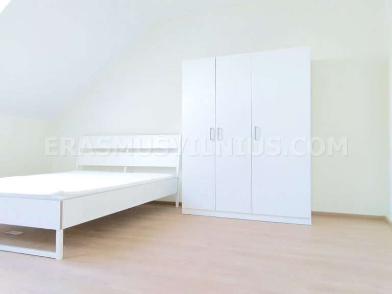 Habitación recién renovada con suelo y pintura nuevos