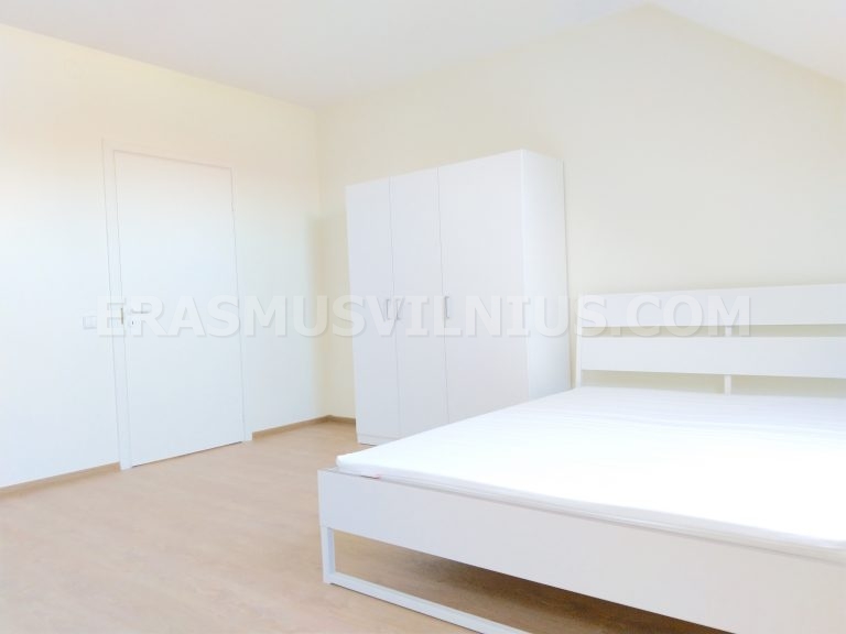 Renovación de cocina con armarios y electrodomésticos nuevos