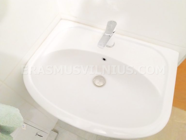 Habitación con cálida luz del atardecer a través del tragaluz