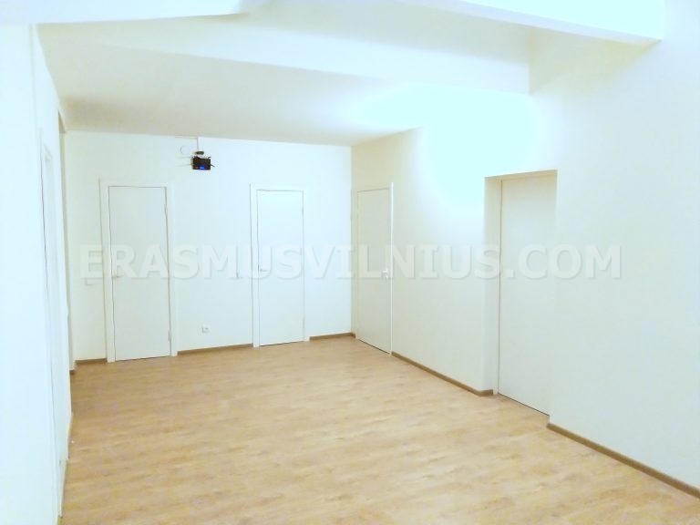 Interior del piso al atardecer mostrando el amplio pasillo y habitaciones