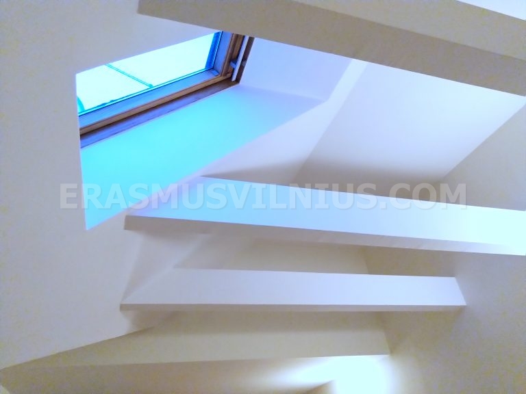 Habitación con luz cálida del atardecer y ambiente acogedor de ático