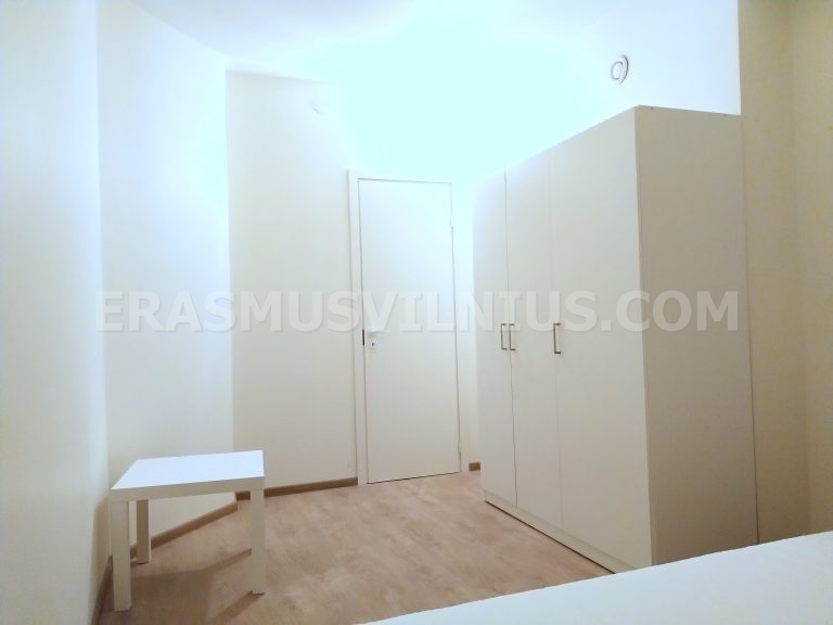 Cocina equipada con horno, vitrocerámica y frigorífico al atardecer