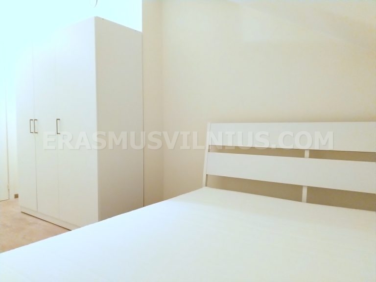 Encimera de cocina y zona de comedor con luz del atardecer