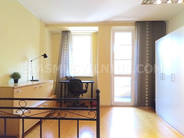 Vista general de habitaci&oacute;n con cama, escritorio y armario en piso Erasmus