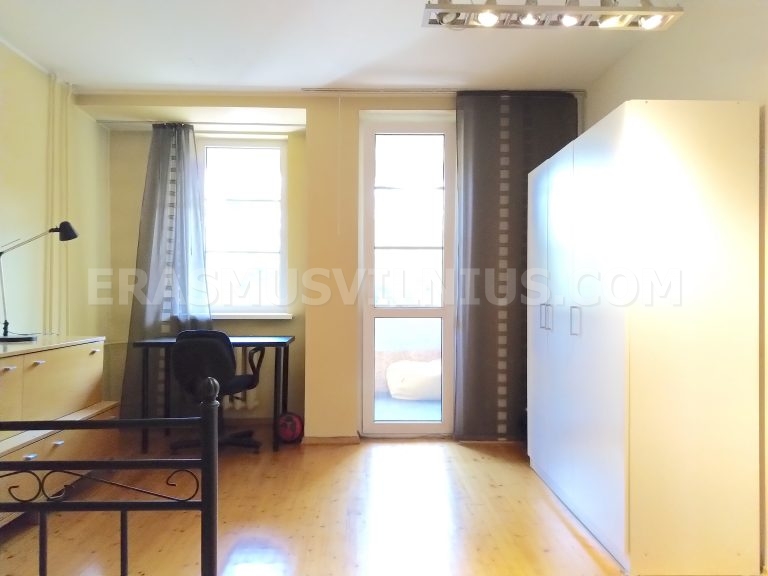 Cama king size y armario en habitaci&oacute;n para estudiantes Erasmus