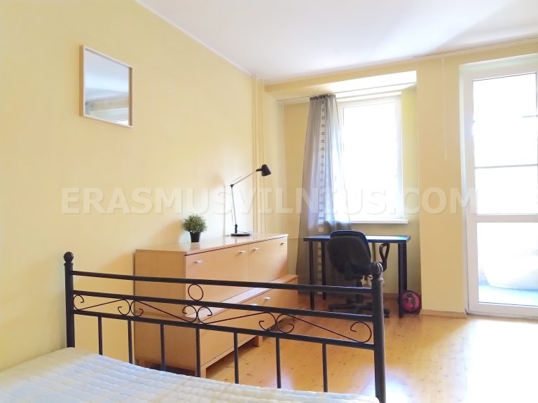 Habitaci&oacute;n con zona de estudio en piso de 4 habitaciones, Kauno gatvė
