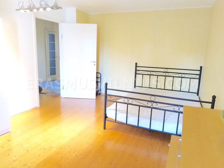 Espejo y alfombra en habitaci&oacute;n privada, Erasmus Vilnius Piso 1