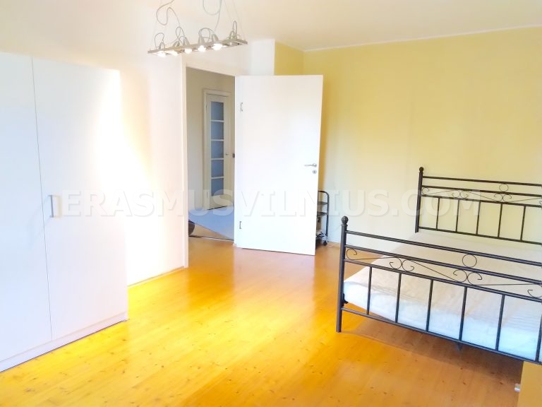 Detalle de mesilla de noche y l&aacute;mpara en alojamiento para estudiantes