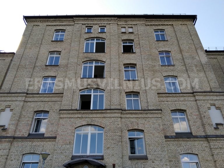 Vista de verano desde la ventana de la habitación — tejados del casco antiguo de Vilna