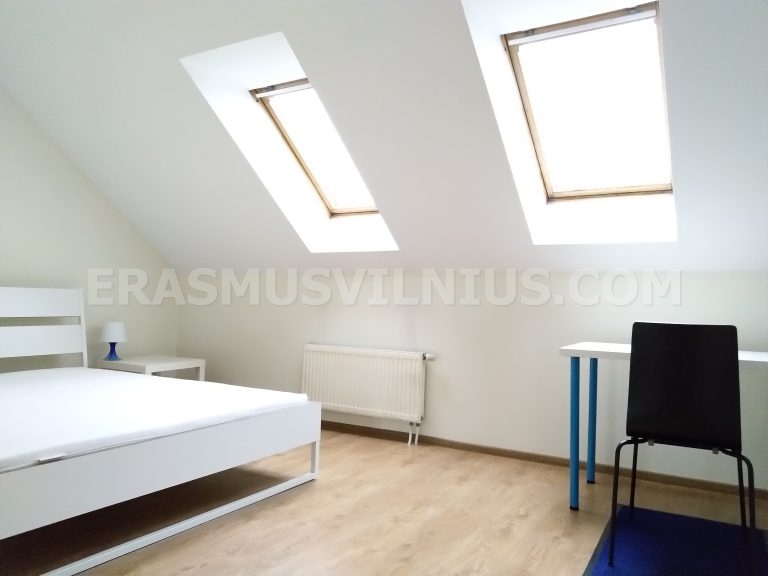 Vista general de la cocina compartida en piso de 6 habitaciones, casco antiguo de Vilna