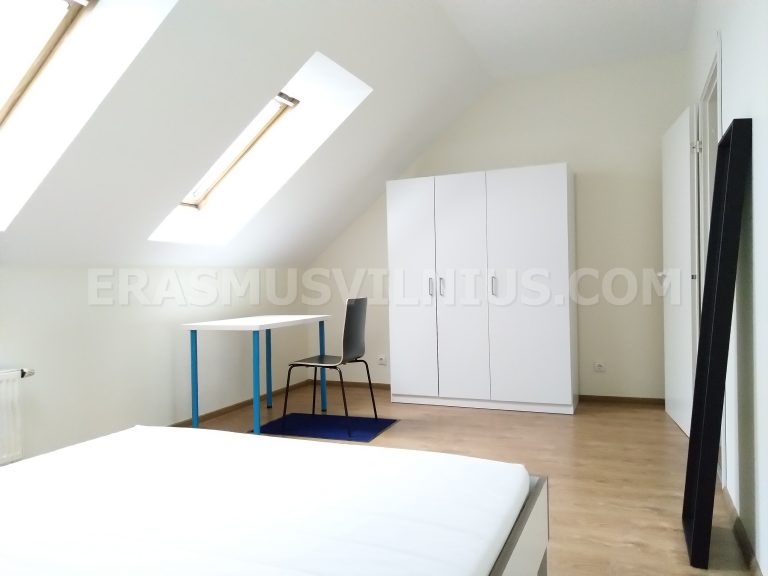 Zona de comedor en la cocina con mesa y sillas para 6 estudiantes