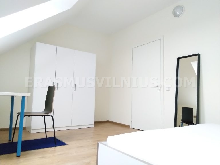 Cocina compartida completamente equipada con dos frigoríficos y horno