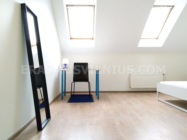 Vista de la entrada al baño principal en piso de 6 habitaciones