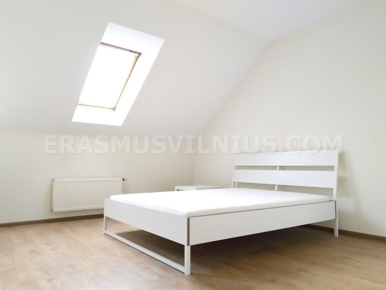 Baño con suelo alicatado y ducha moderna en piso del casco antiguo de Vilna