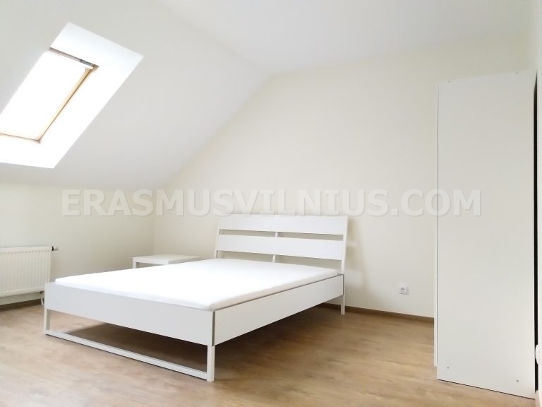 Zona del inodoro y bidé en baño renovado