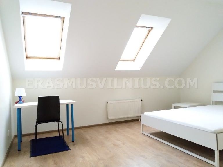 Espejo y lavabo del baño con mueble en alojamiento de Vilna