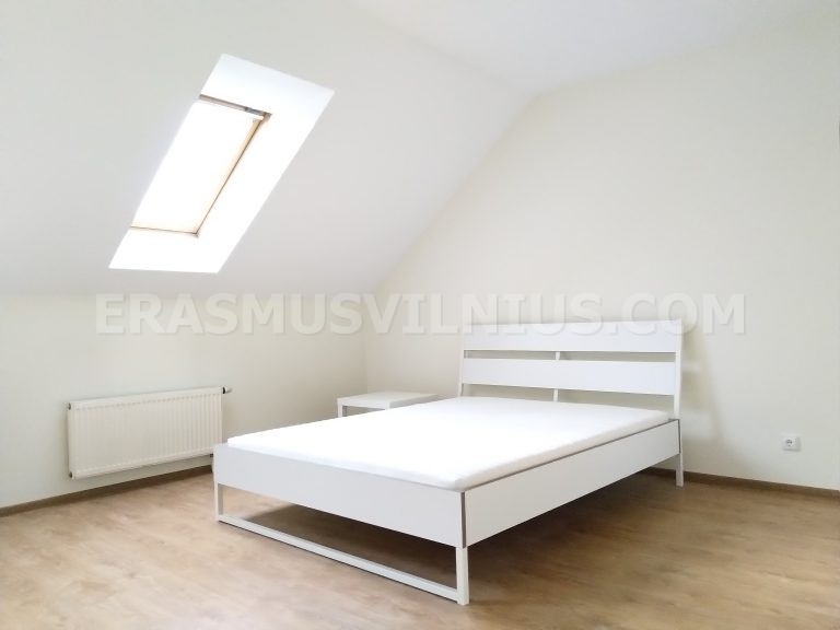 Cabina de ducha con puerta de cristal en piso de estudiantes