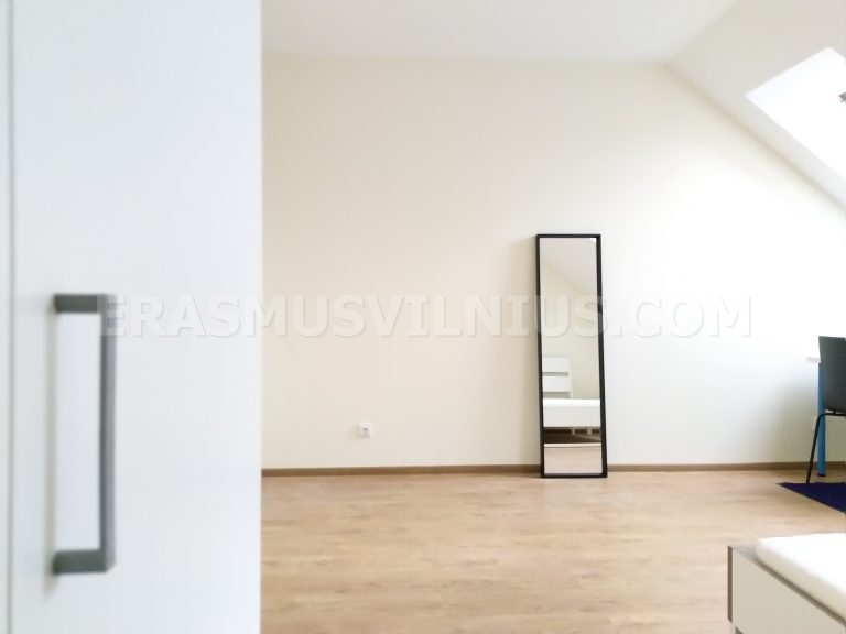 Baño con toallero radiante en piso de estudiantes Erasmus