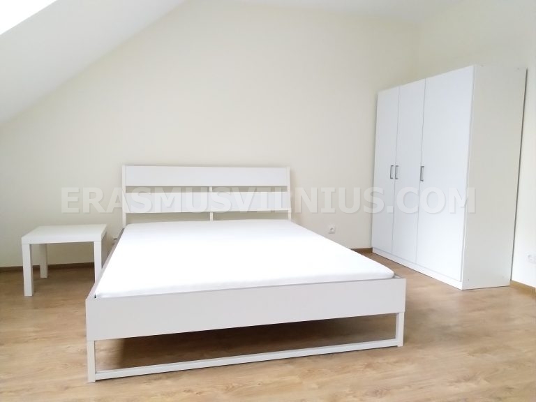 Baño renovado con ducha y accesorios modernos