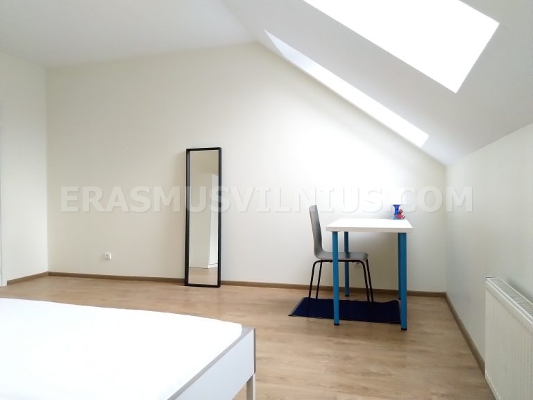 Baño limpio con paredes alicatadas y ducha en el Piso 4