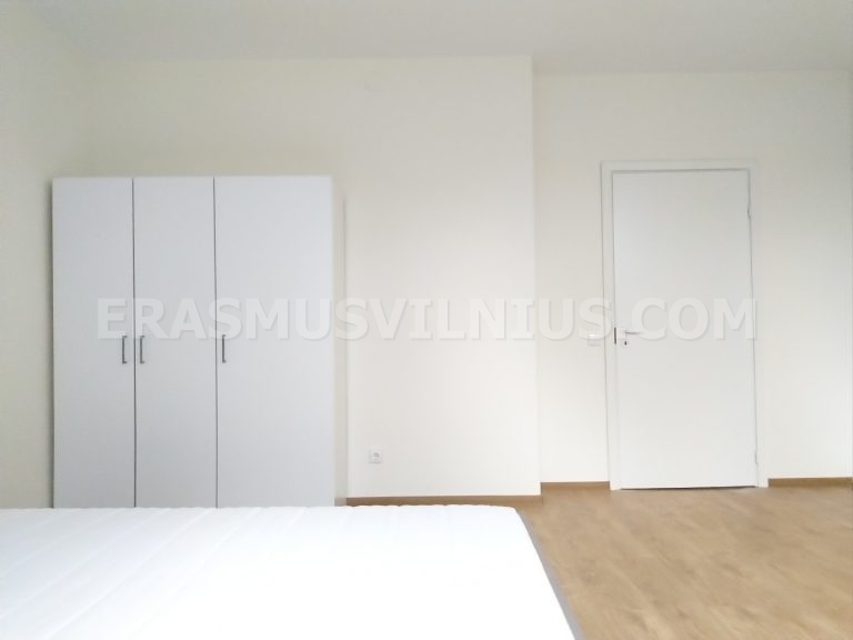 Entrada del Piso 4 con percheros y zapatero