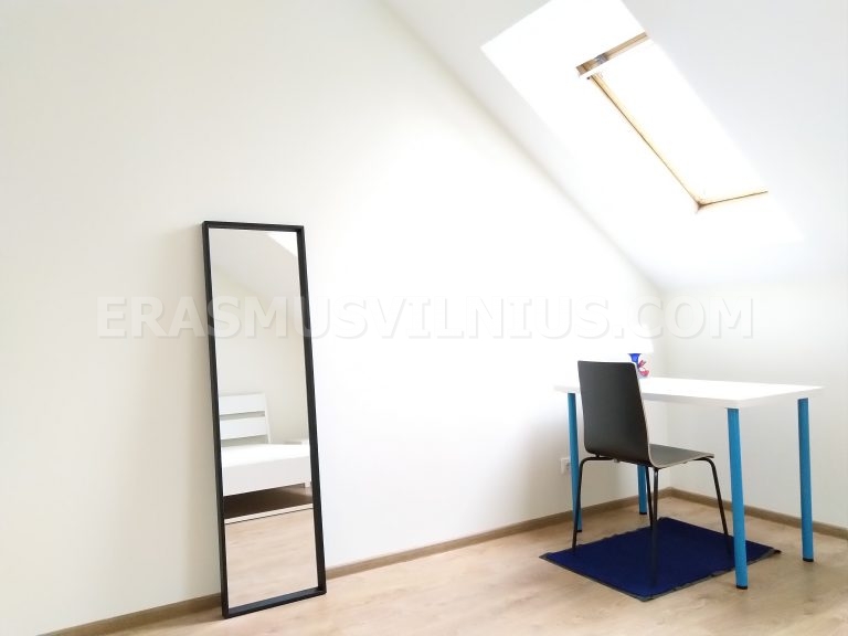 Escalera que sube al ático en Subačiaus gatvė, casco antiguo de Vilna