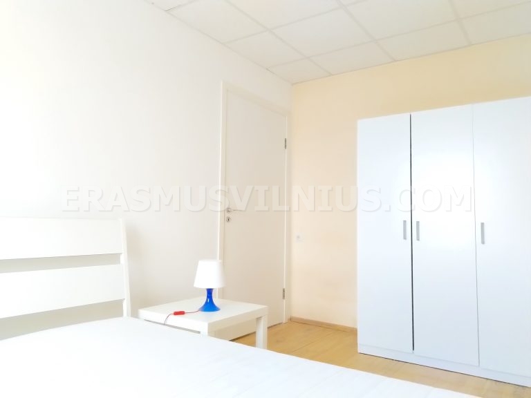 Habitaci&oacute;n luminosa con luz natural y cama king size en piso para estudiantes Erasmus, Vilna
