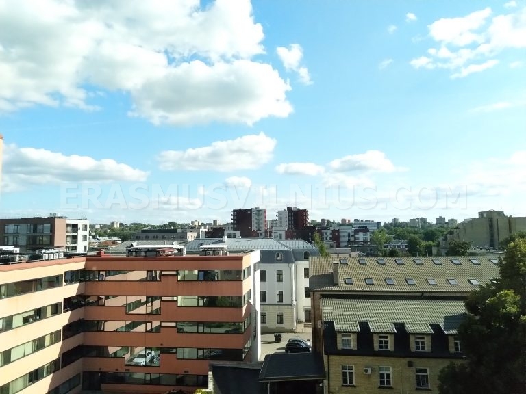 Habitaci&oacute;n amueblada en piso Erasmus de 3 habitaciones cerca del casco antiguo