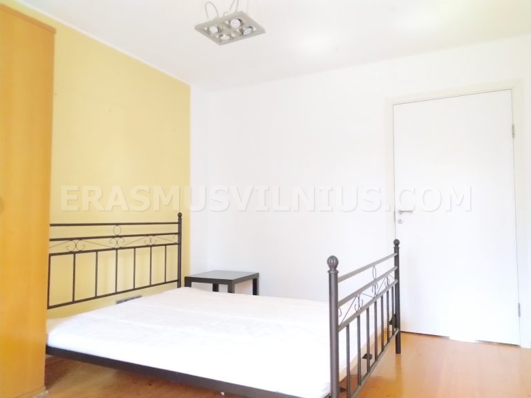 Aseo independiente con lavabo en piso de estudiantes de 4 habitaciones