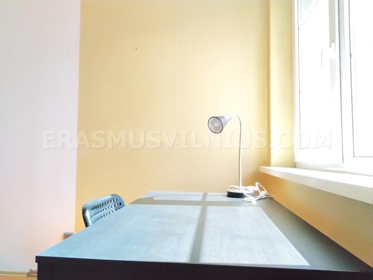 Lavabo y espejo del ba&ntilde;o en piso de 4 habitaciones en Vilna