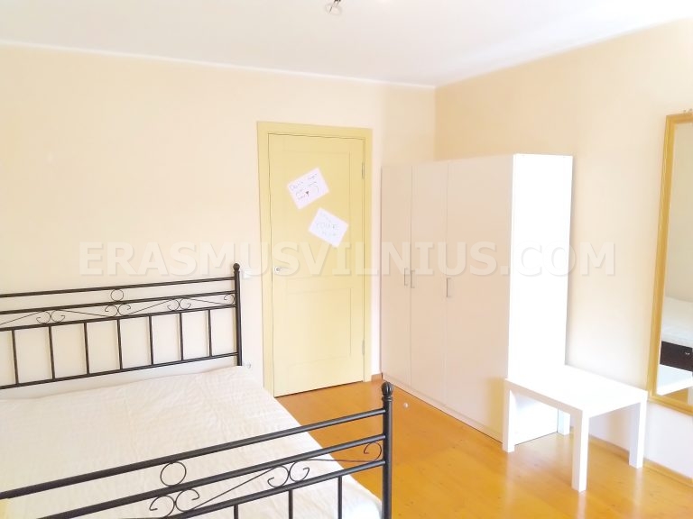 Zona de entrada con percheros en piso para estudiantes Erasmus