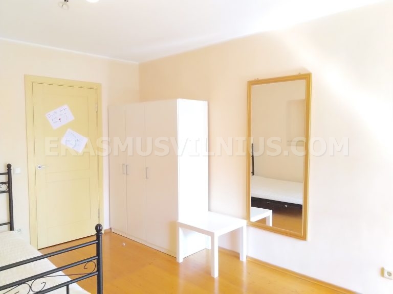 Encimera y electrodom&eacute;sticos en piso del casco antiguo de Vilna