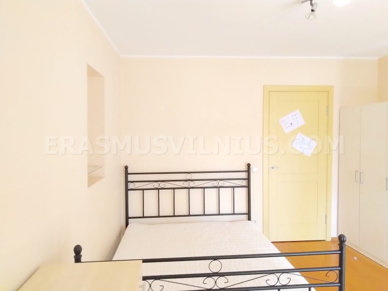 Nevera y congelador en cocina de piso de estudiantes, Vilna