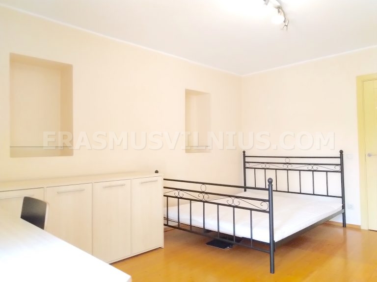 Mobiliario de habitaci&oacute;n &mdash; cama, escritorio y armario en piso de estudiantes