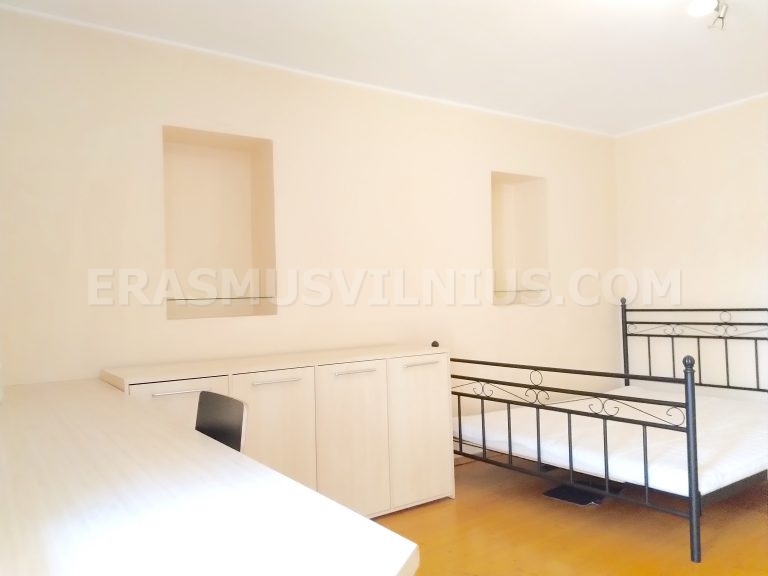 Vista de habitaci&oacute;n con armario y escritorio en alojamiento Erasmus