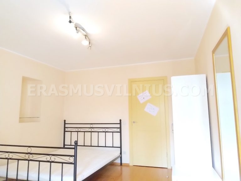 Interior luminoso de habitaci&oacute;n en piso Erasmus de 4 habitaciones, Kauno gatvė