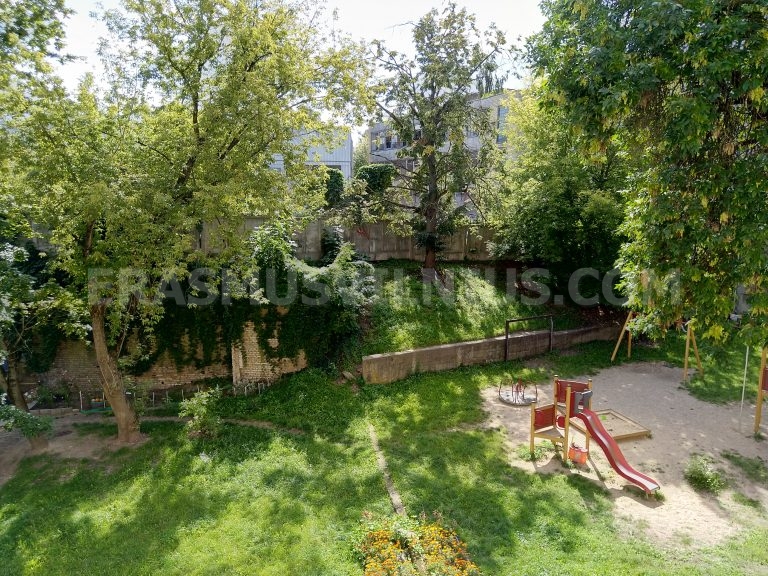 Vista de la calle y entrada del edificio en Kauno gatvė