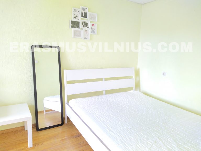 Habitaci&oacute;n con vistas a la ciudad y cama king size en Piso 3