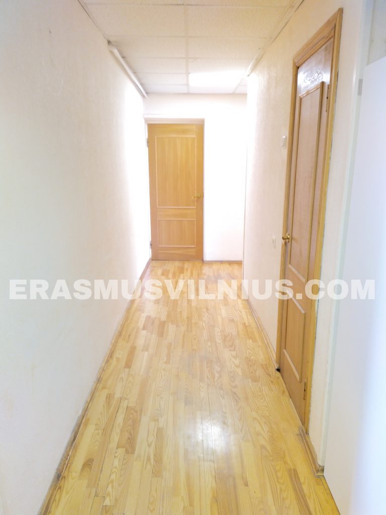 Cocina totalmente equipada con nevera, horno y vitrocer&aacute;mica en piso para estudiantes Erasmus en Vilna